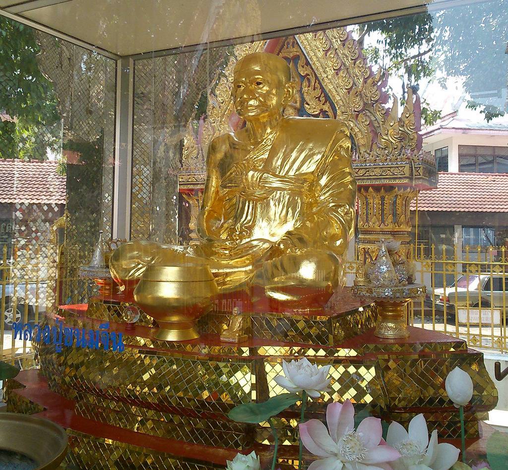 หลวงพ่อขนมจีน.jpg